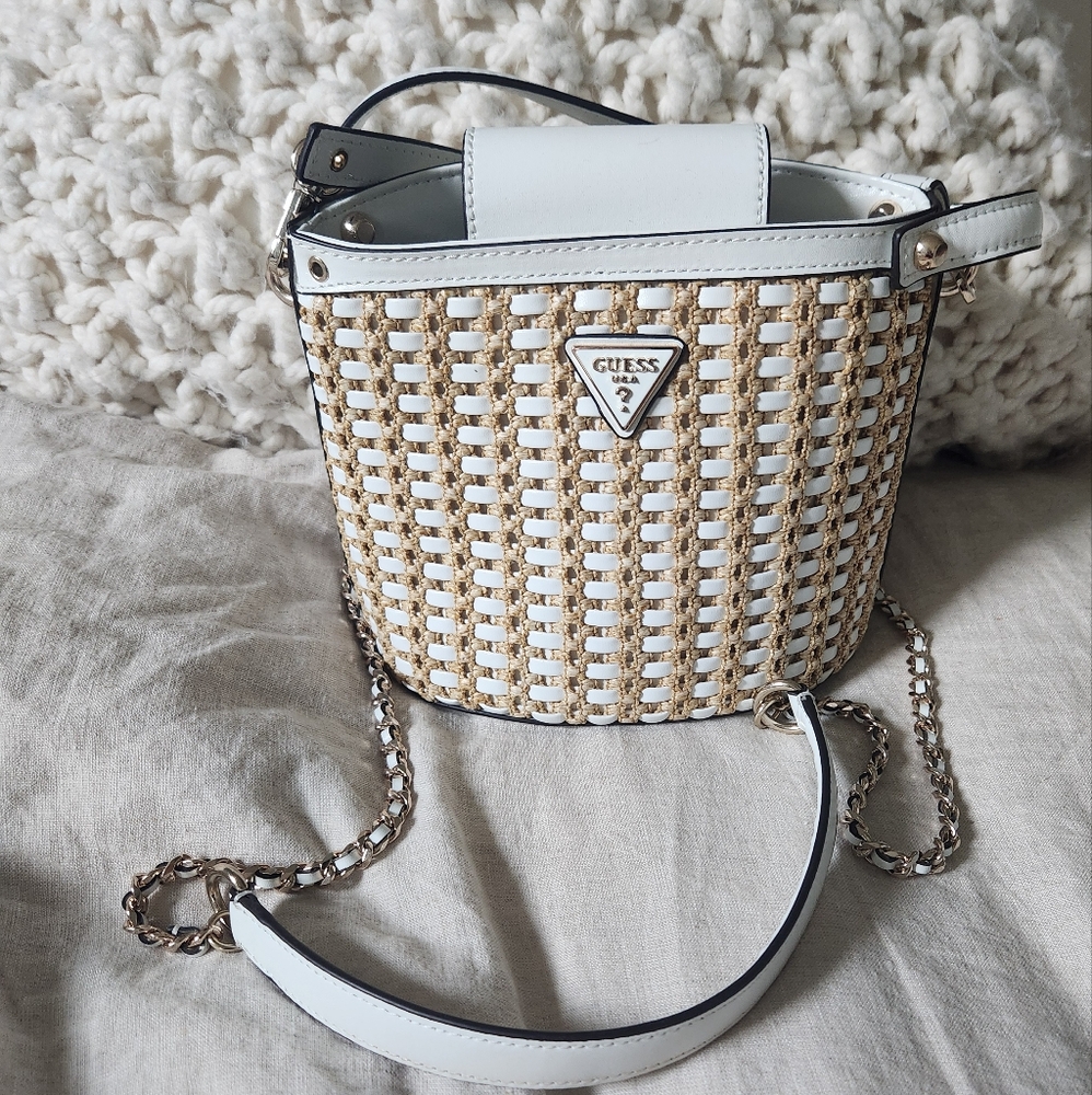 NWOT GUESS ATALIA RAFFIA CROSSBODY BUCKET. Flawed See Below - Picture 5 of 11